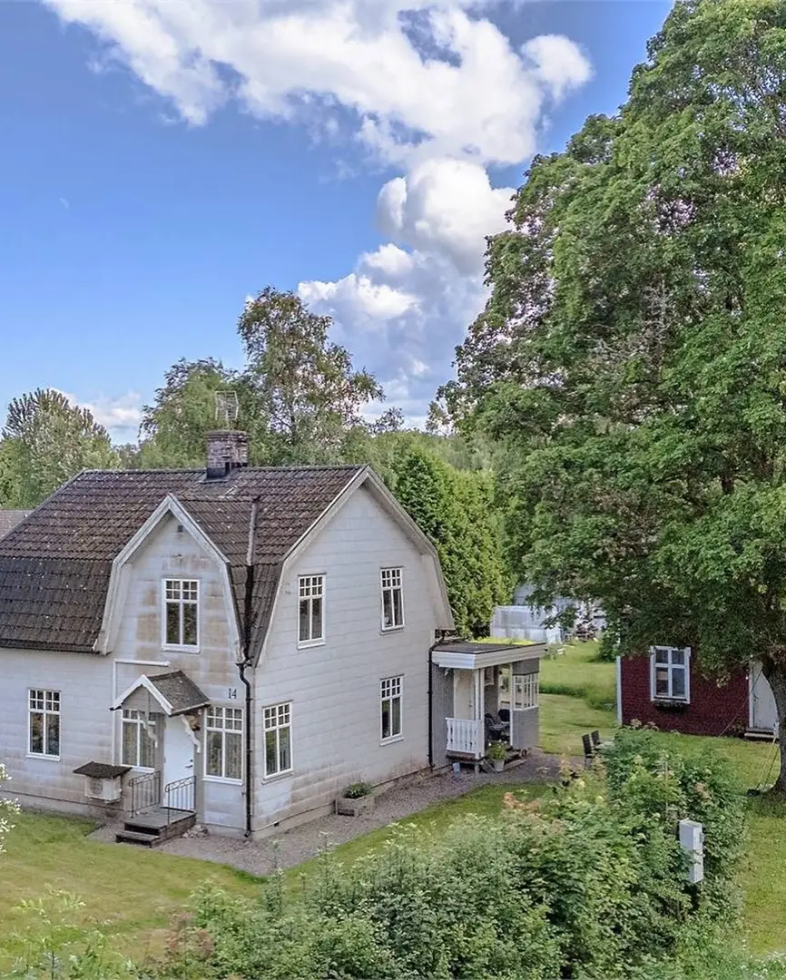 Country home with fruit trees, a barn and a stable