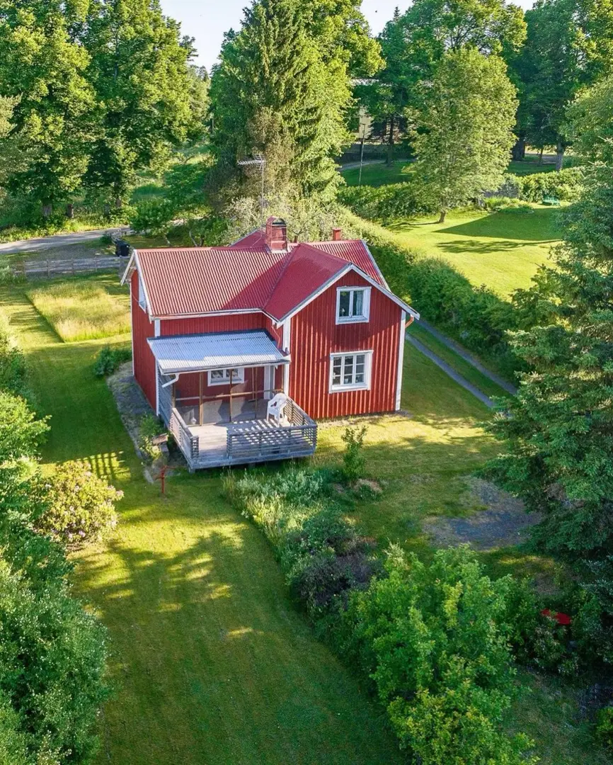 1909 house in an old leafy garden