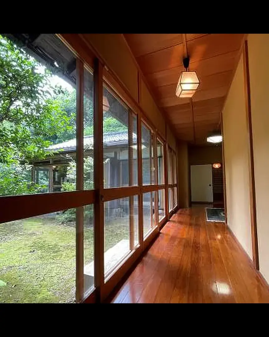 Japanese-style home with an engawa and garden in a hot spring town