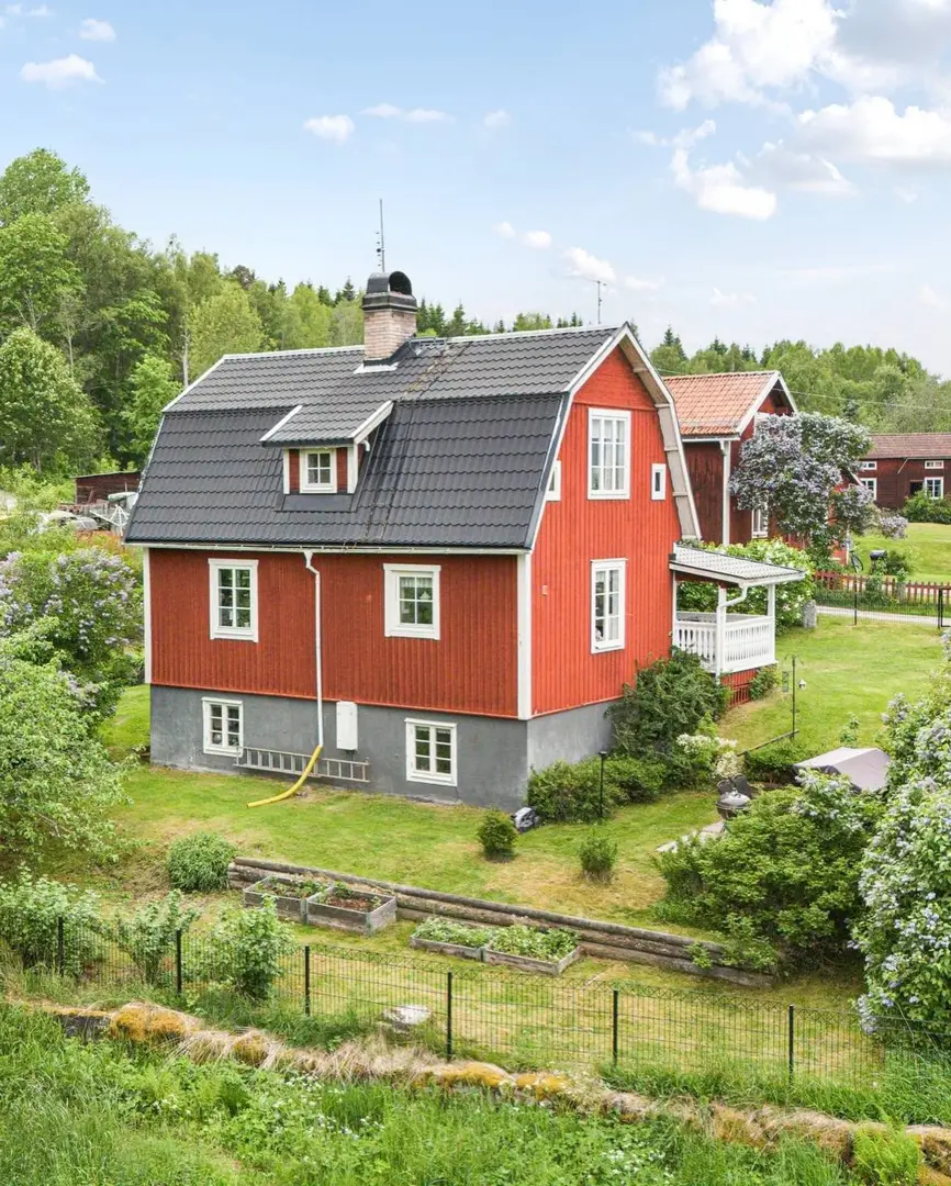 Lovingly kept red house in the Dalarna countryside