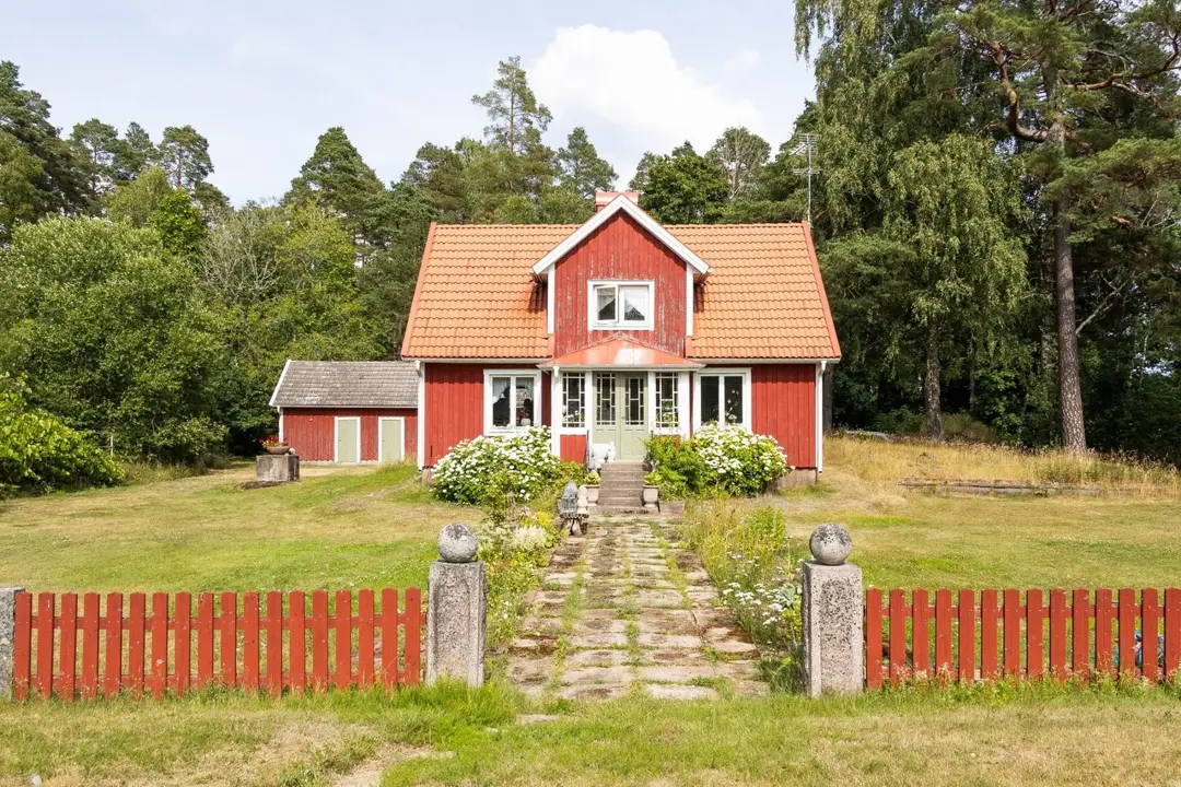 1917 Forest Cottage with a swimming lake five minutes away
