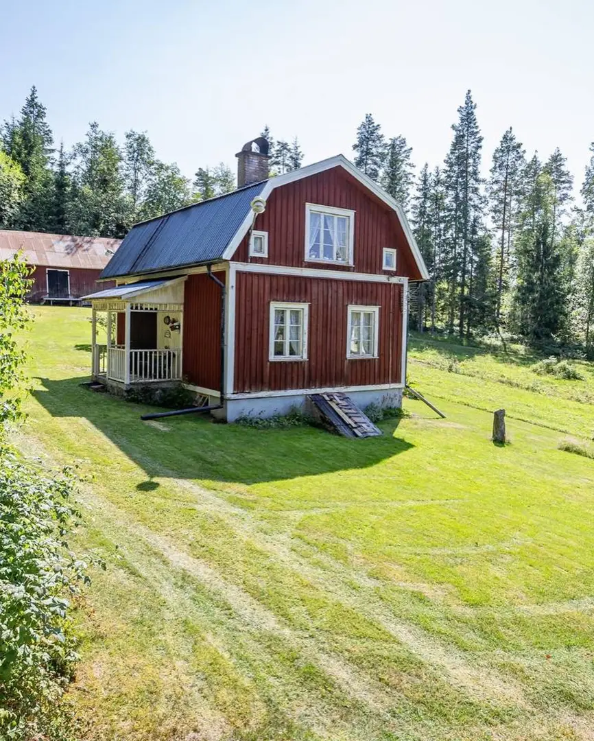 Lake-view retreat on nearly 7 hectares above Lake Gunnern