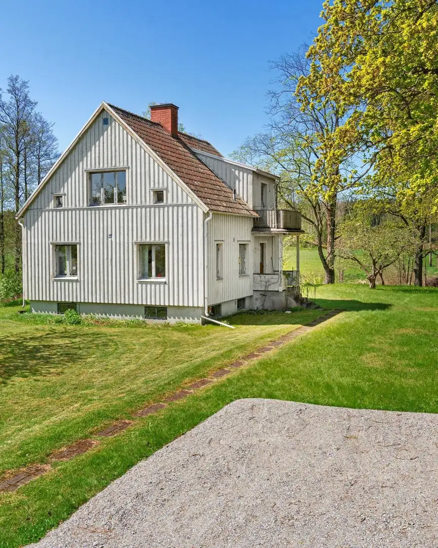 Three-level country house with open views