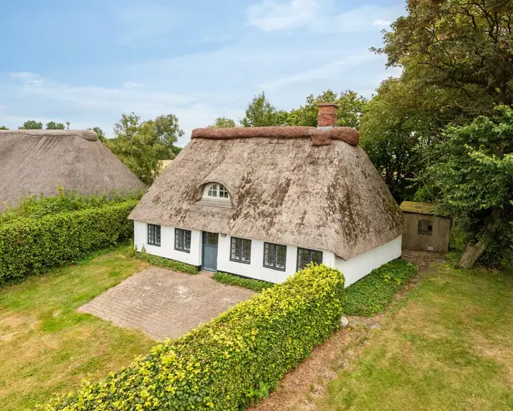 Thatched cottage from 1800 in open countryside