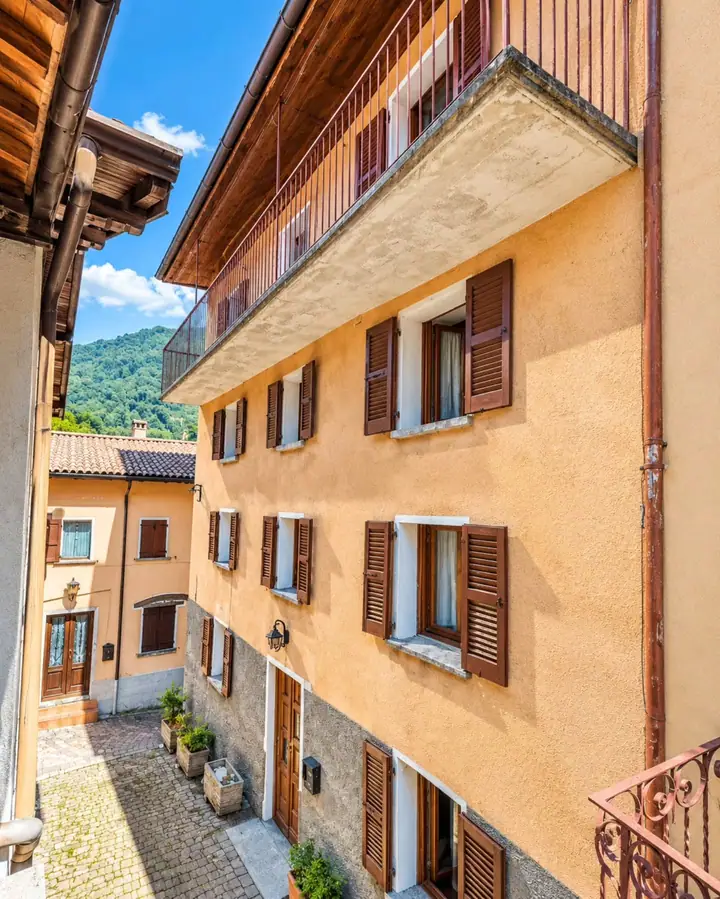 5-bed house with a terrace and courtyard