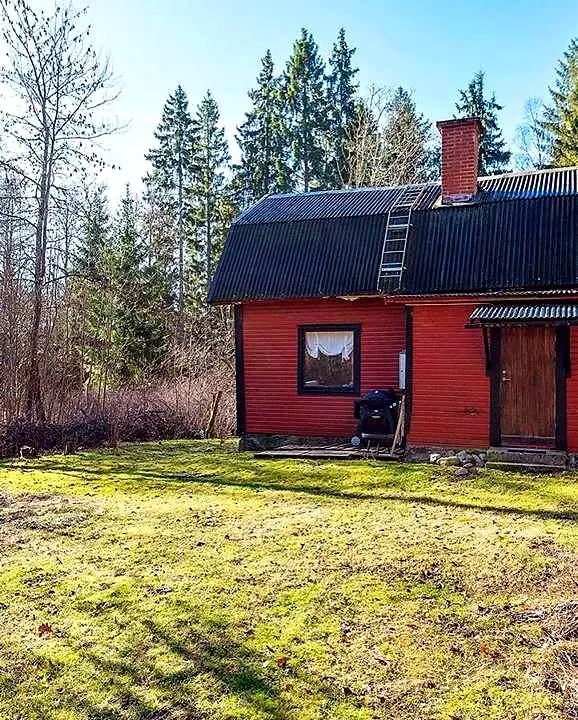 Cottage on 6,148 m² of garden and woodland near two lakes