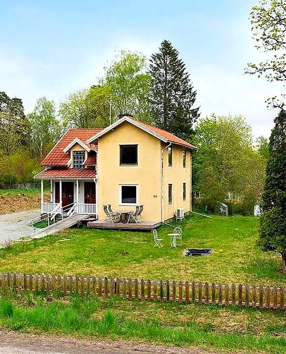 155 m² home with two greenhouses, own irrigation well and double garage