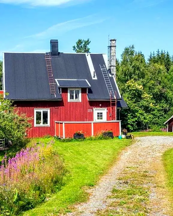 1914 home with lake views, guest house and double garage on 6,525 m²