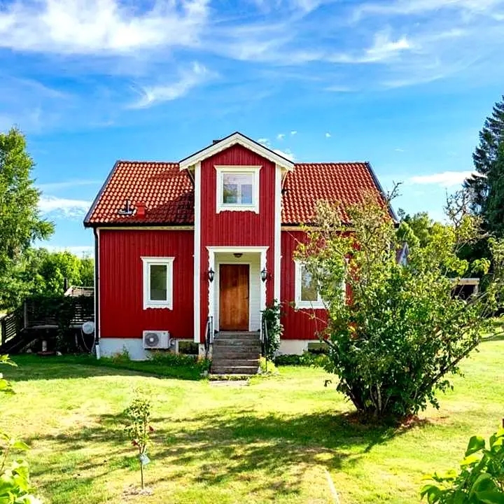 Bright village home with countryside all around and trains minutes away