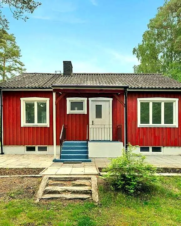 Extensively renovated 1945 house on 2,800 m² of garden and woodland