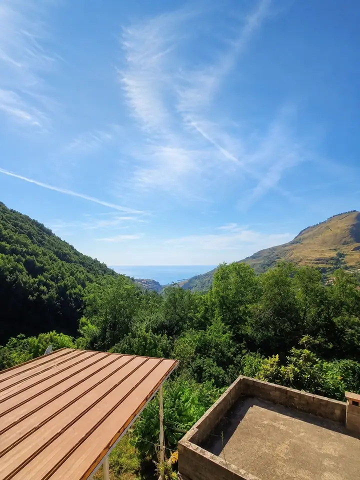 Sea-view house five minutes from the beach