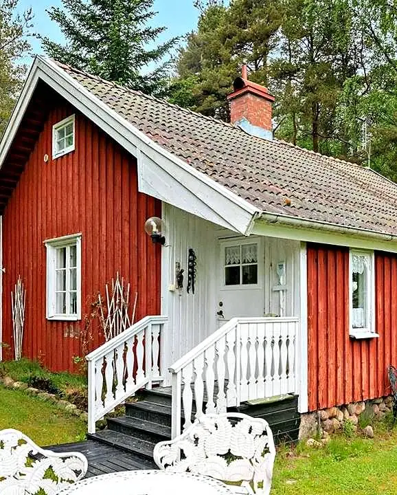Traditional timber cottage with sauna on 2,547 m² of nature