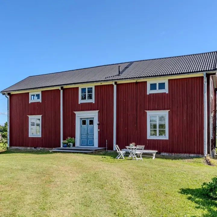 Historic lakeside farm on 1.1 hectares