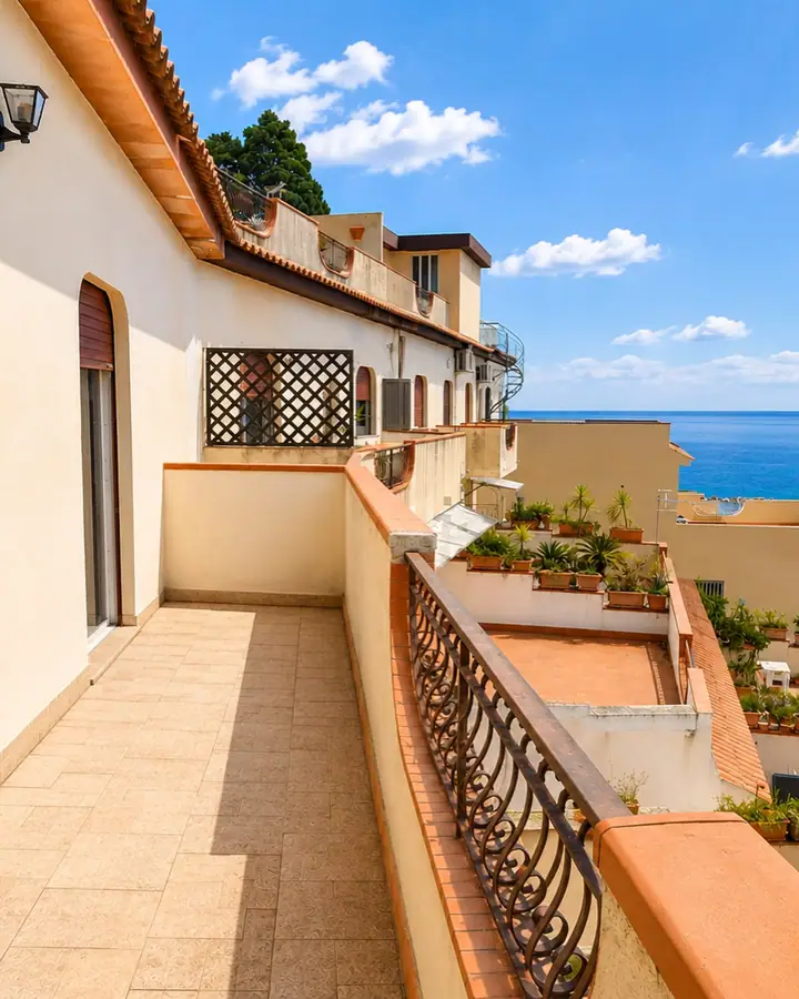 Sea-view home with a panoramic terrace