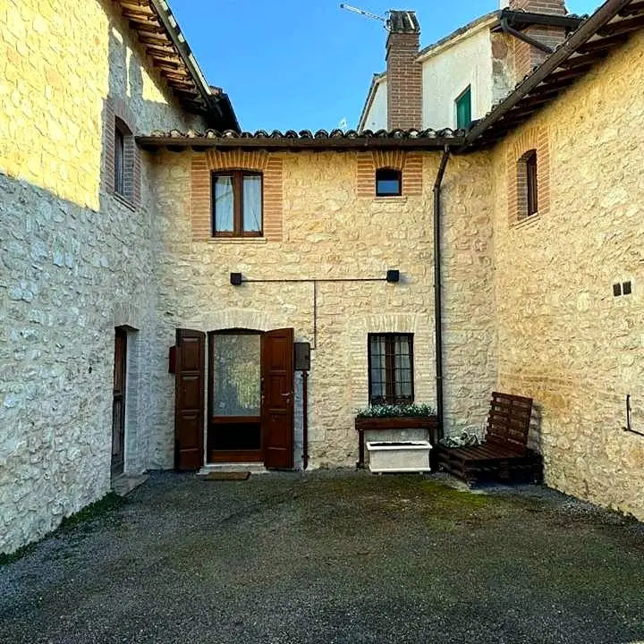 Little stone farmhouse with terrace in an Umbrian village