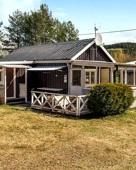 Simple lakeside holiday cottage with extra sleeping cabins