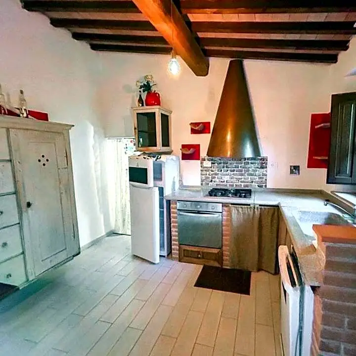 Renovated, furnished stone home with mezzanine and private garden in Tuscany