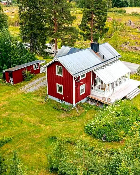 1927 country home with glazed sunroom and geothermal heating on 2,880 m²