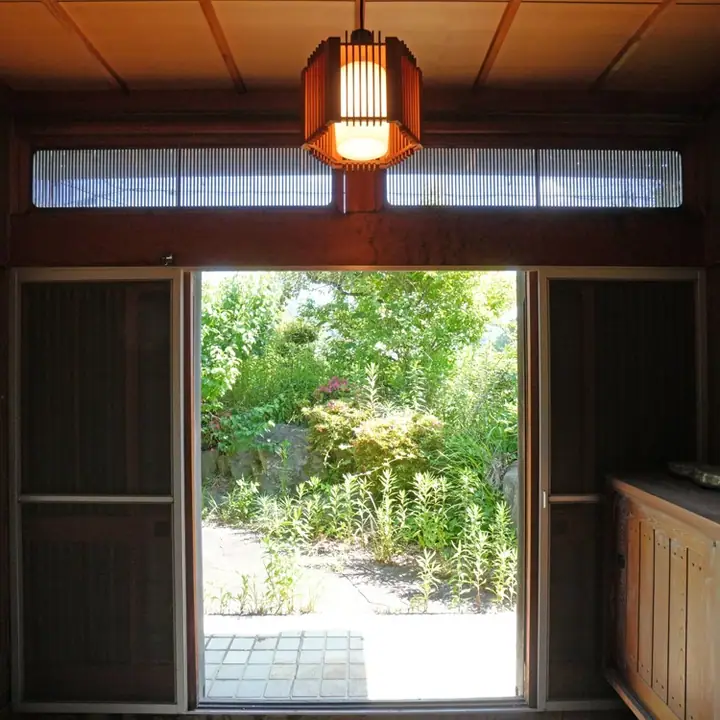Single-storey Japanese house in a seaside town