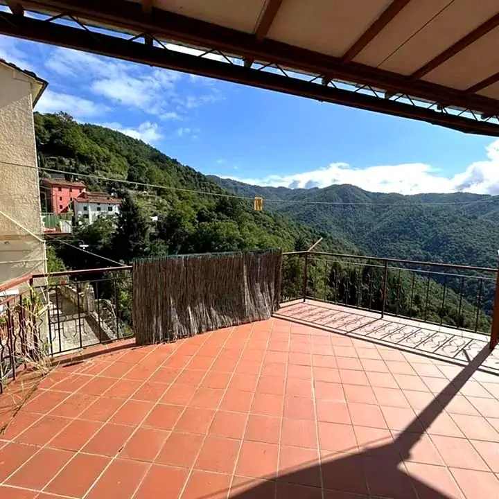 Three-bedroom hilltop home with two fireplaces and a panoramic mountain terrace