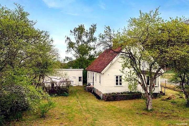 1874 villa at the edge of Söderåsen national park with a wood-fired hot tub
