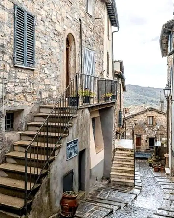 Two-bedroom apartment with terrace in a historic Tuscan village