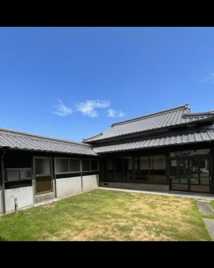 Single-storey house with a huge lawn on the Seto Inland Sea