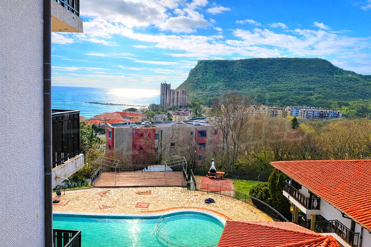 Furnished two-bedroom flat with a sea view in a gated complex in Kavarna