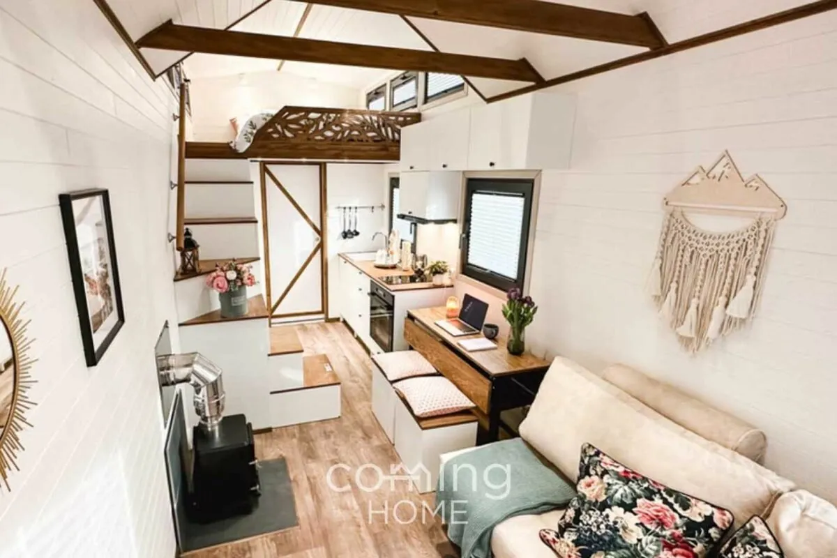 Bright as-new tiny house with sleeping loft and heat pump