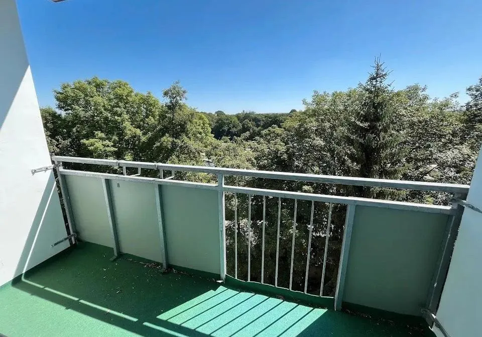 Move-in-ready three-room flat with a loggia over the city park in Chemnitz