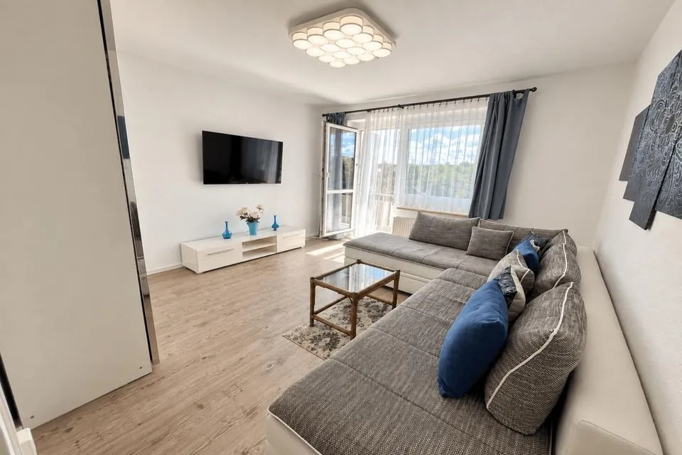 Modernised three-room flat with a green-view balcony in Chemnitz