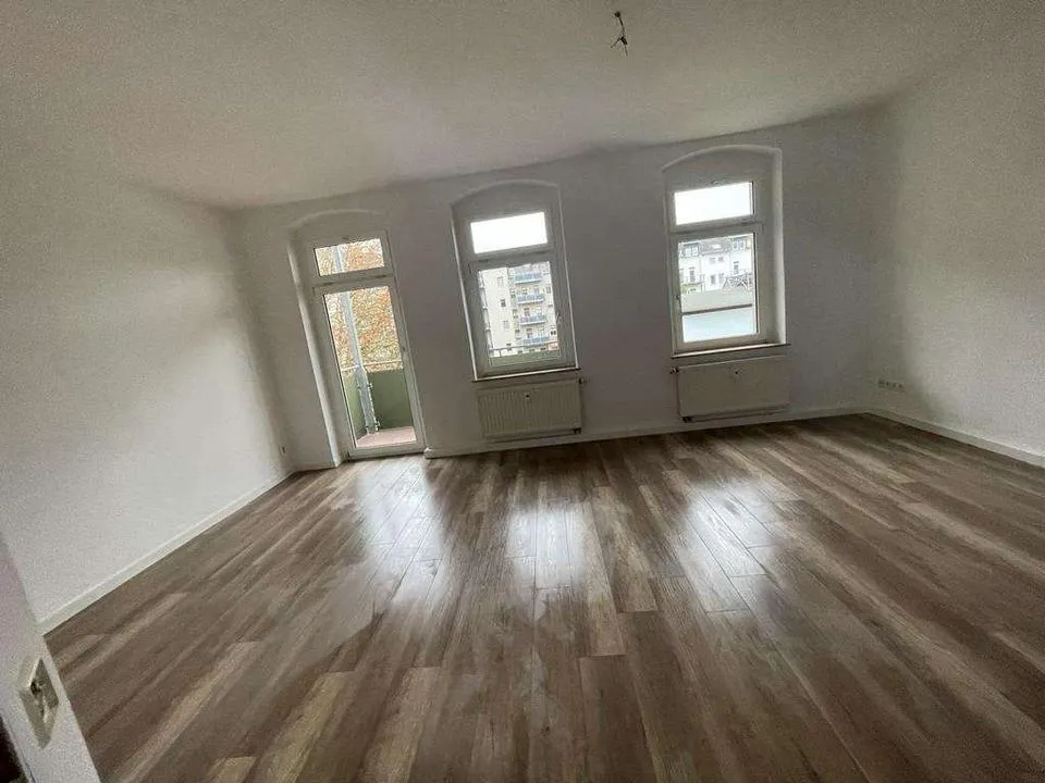 Fully renovated period flat with a south balcony, let at 7.4%