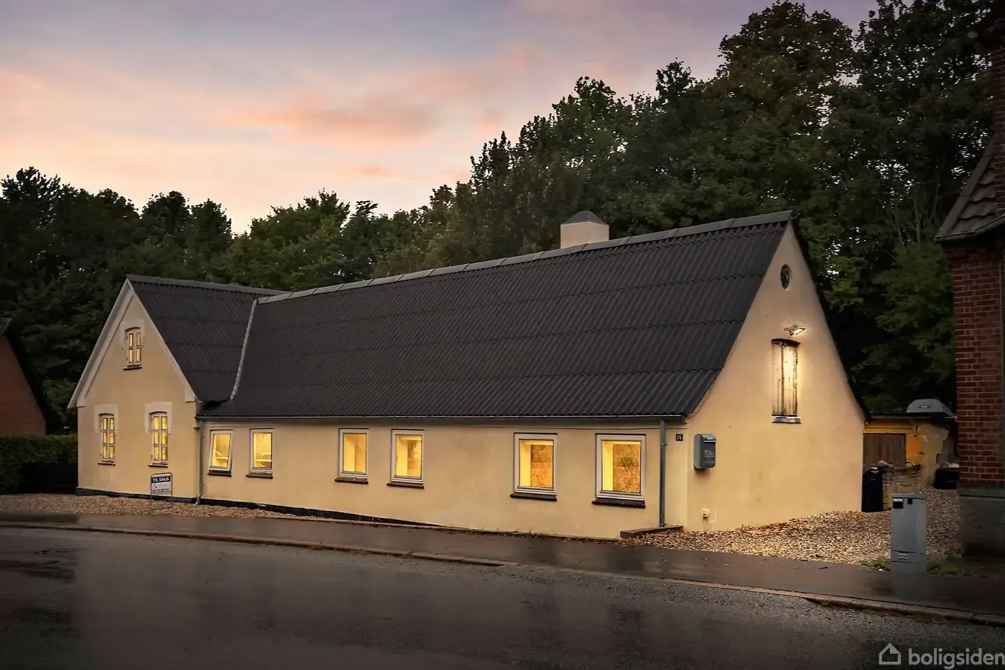 Single-storey villa with roof from 2021 and new facades