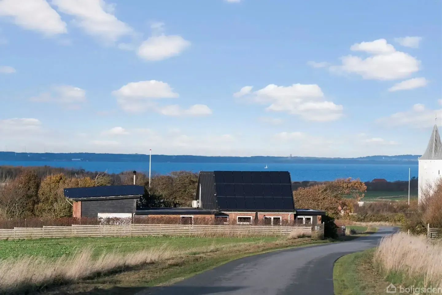 Villa with fjord views and solar panels on 1,700 m² in Hygum
