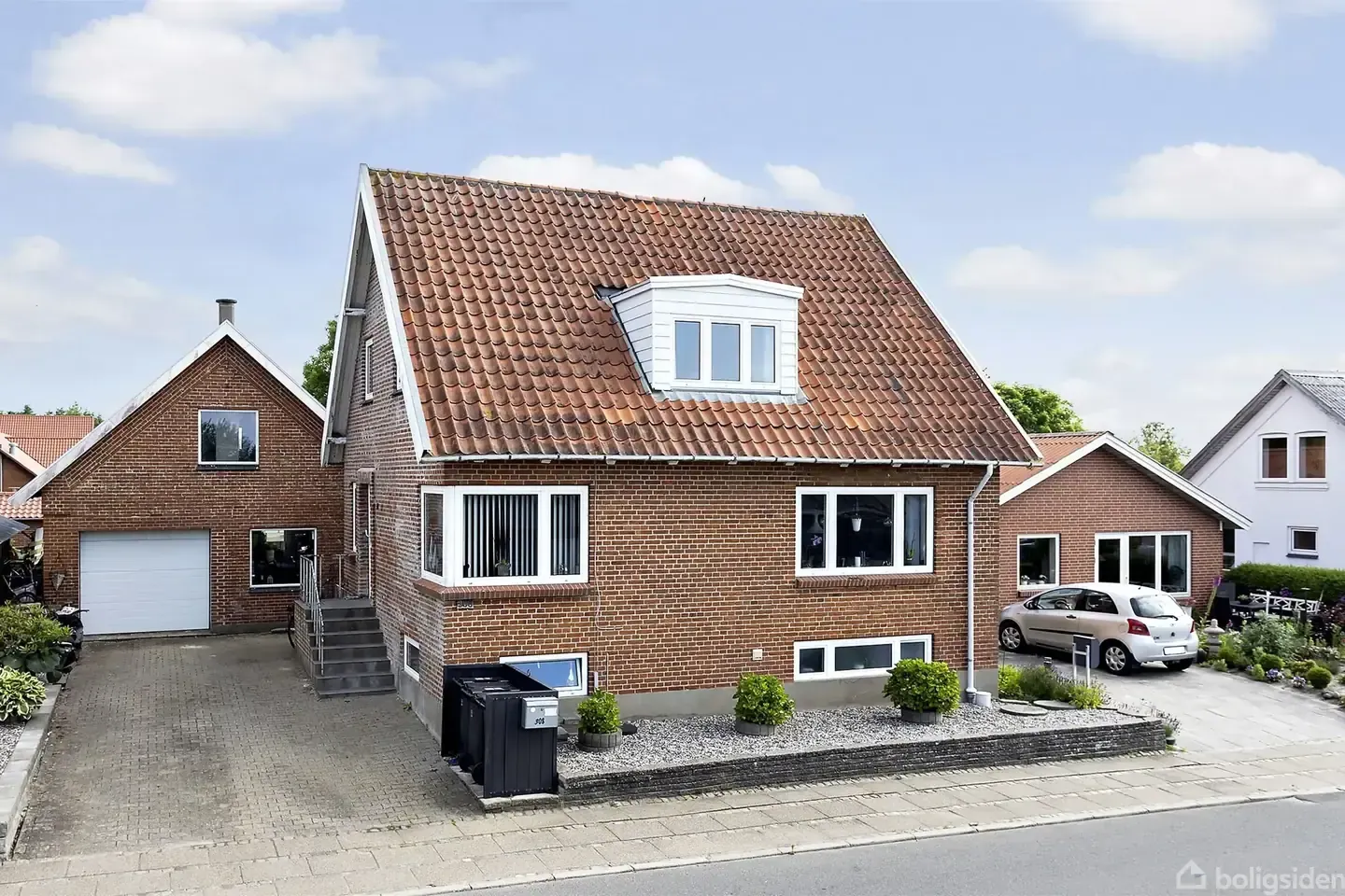 Master builder's villa with full basement and 100 m² garage