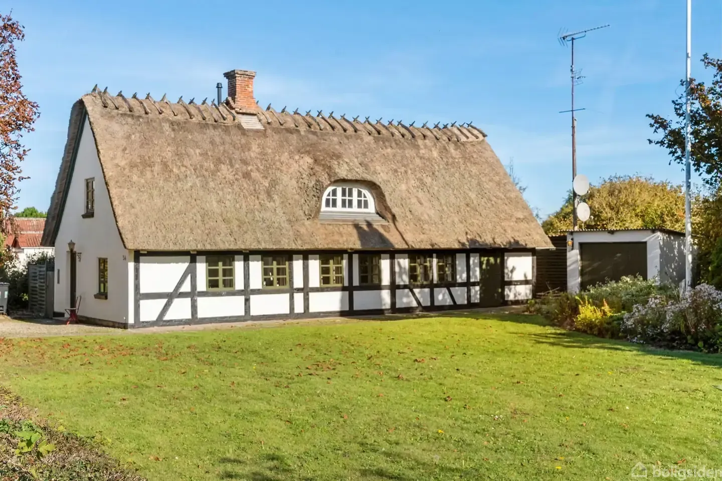 Thatched half-timbered house from 1847 in the middle of Funen