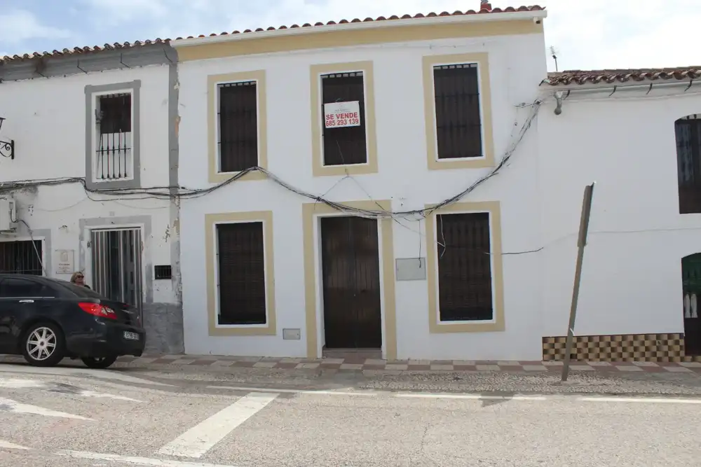 4-bedroom house with patio in Arroyomolinos de León