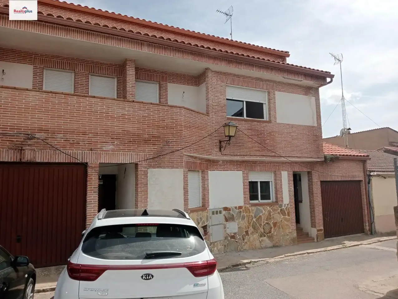 Five-bedroom house with garage, garden and a roof terrace with mountain views