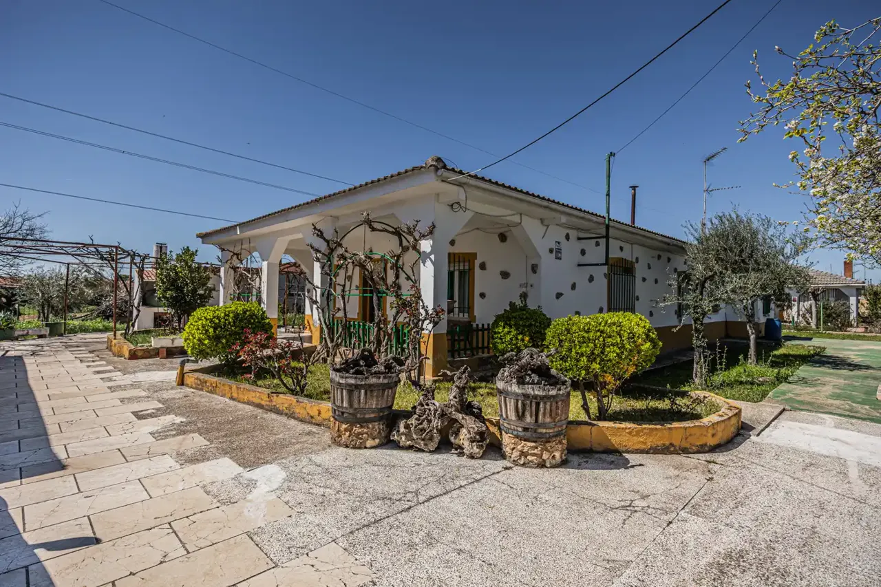 Single-storey country house with pool, garden, barbecue and two outbuildings