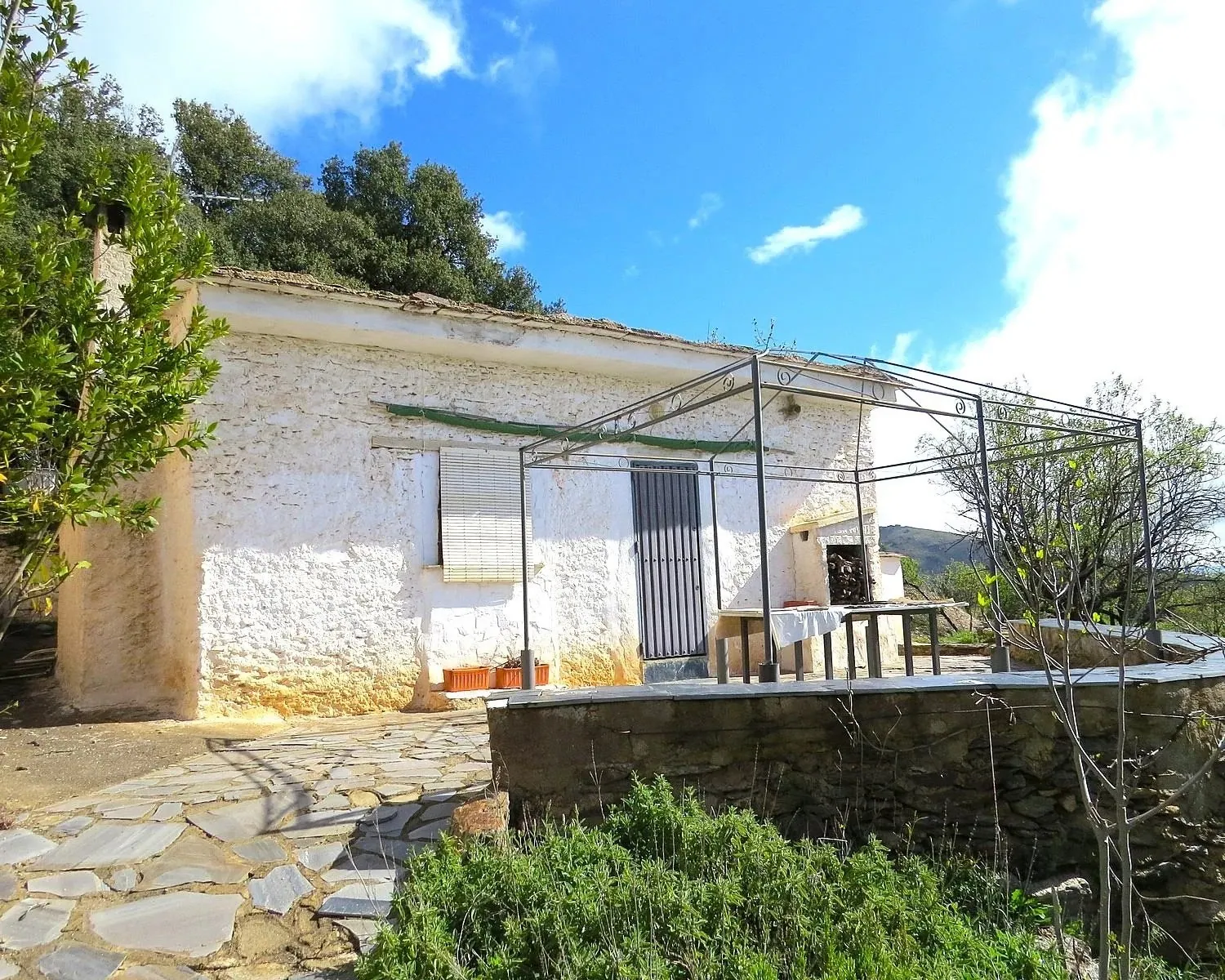 Small cortijo with 7,000 m² of almond trees in the Alpujarra