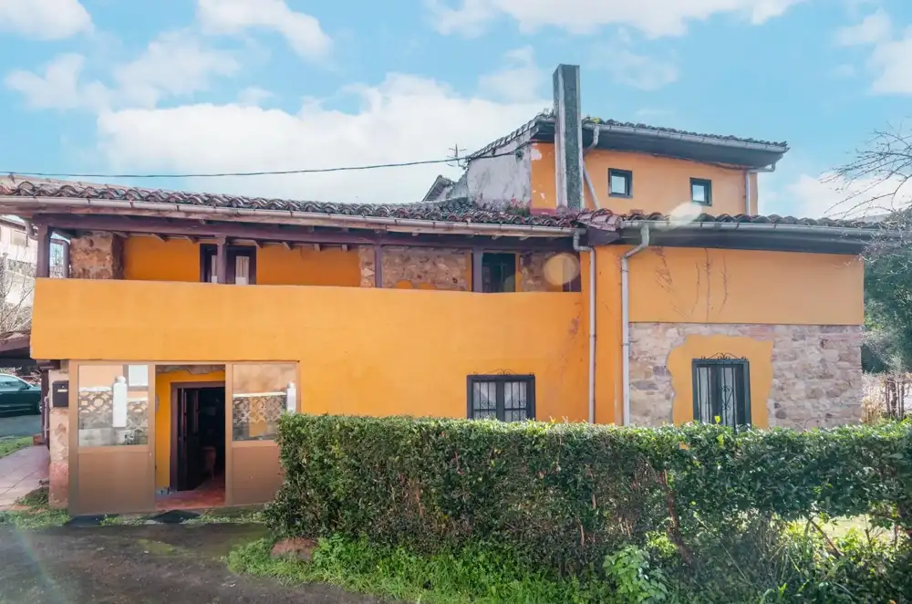 5-bedroom house with mountain views in Parres