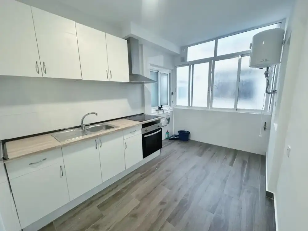 4-bedroom flat with mountain views in Petrer