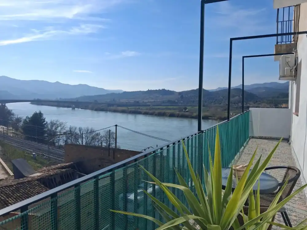 2-bedroom flat with mountain views in Riba-roja d'Ebre