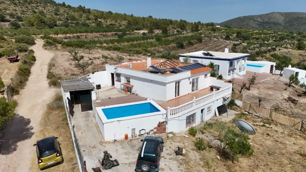 Mountain chalet with pool, two en-suite bedrooms and big views