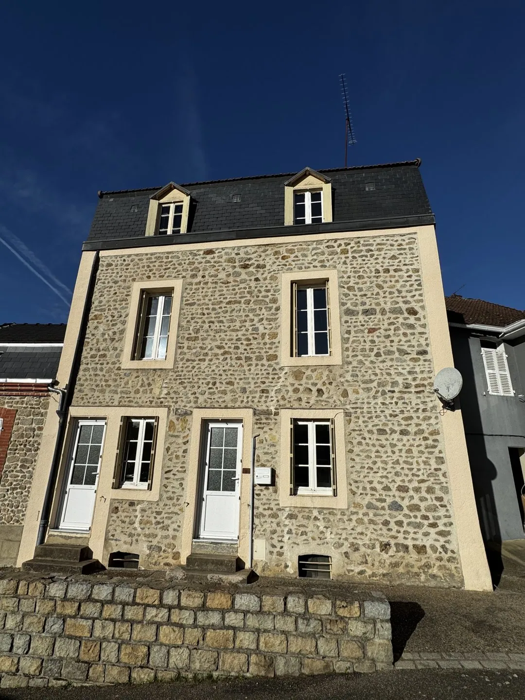 Stone town house with three bedrooms and a modern shower