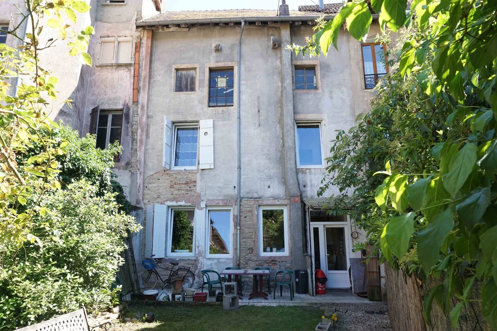 1857 town house with a garden in Burgundy
