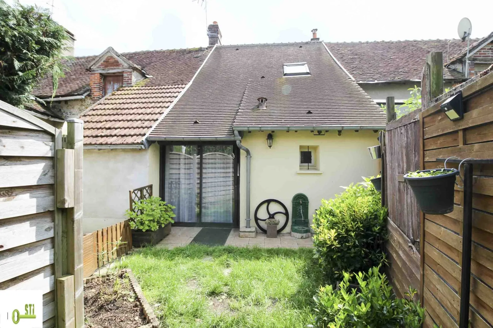 Move-in-ready village house by the famous canal locks