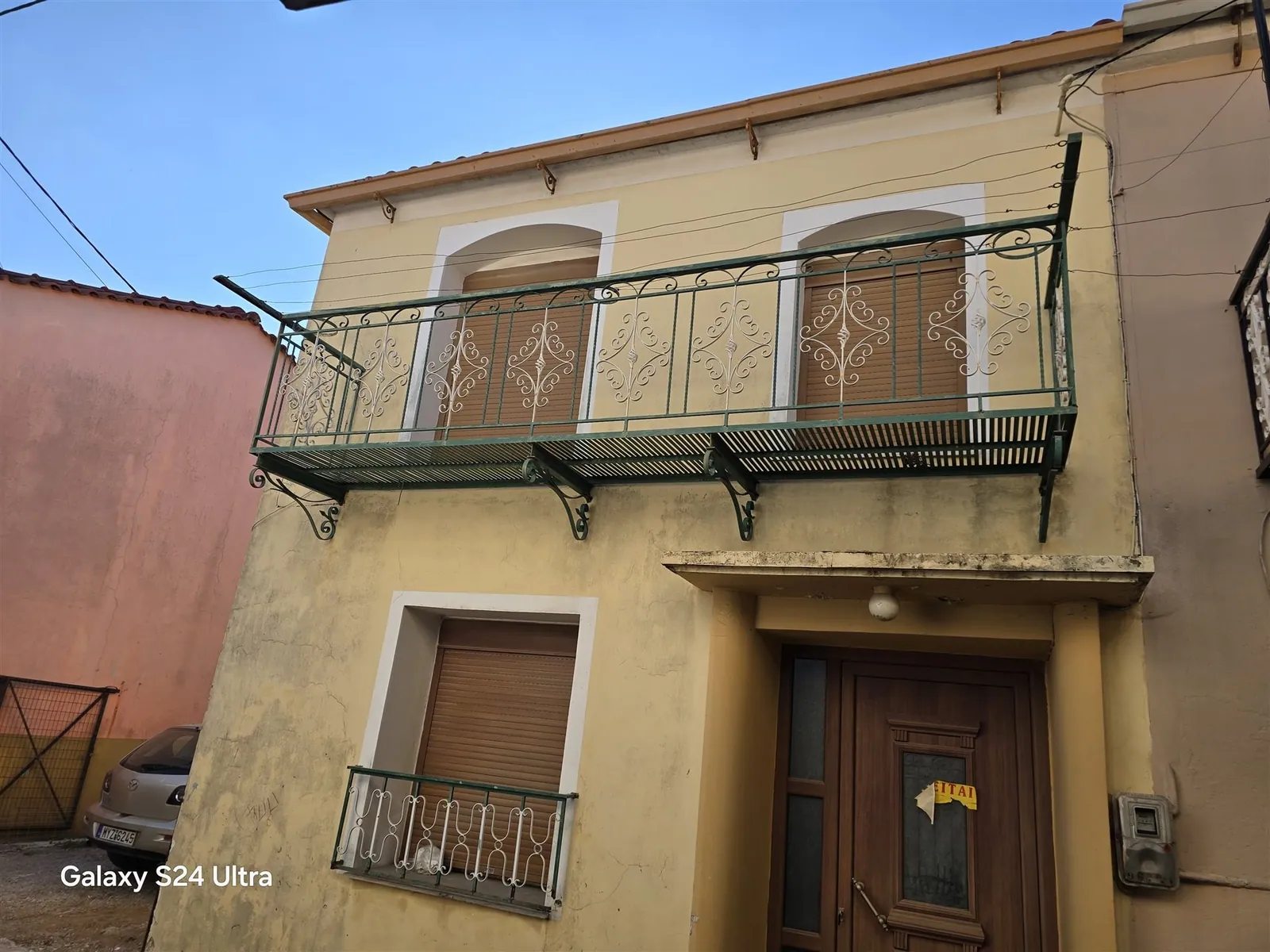 Whitewashed 2-bed house with arches in Agiasos, Lesbos, for €53k