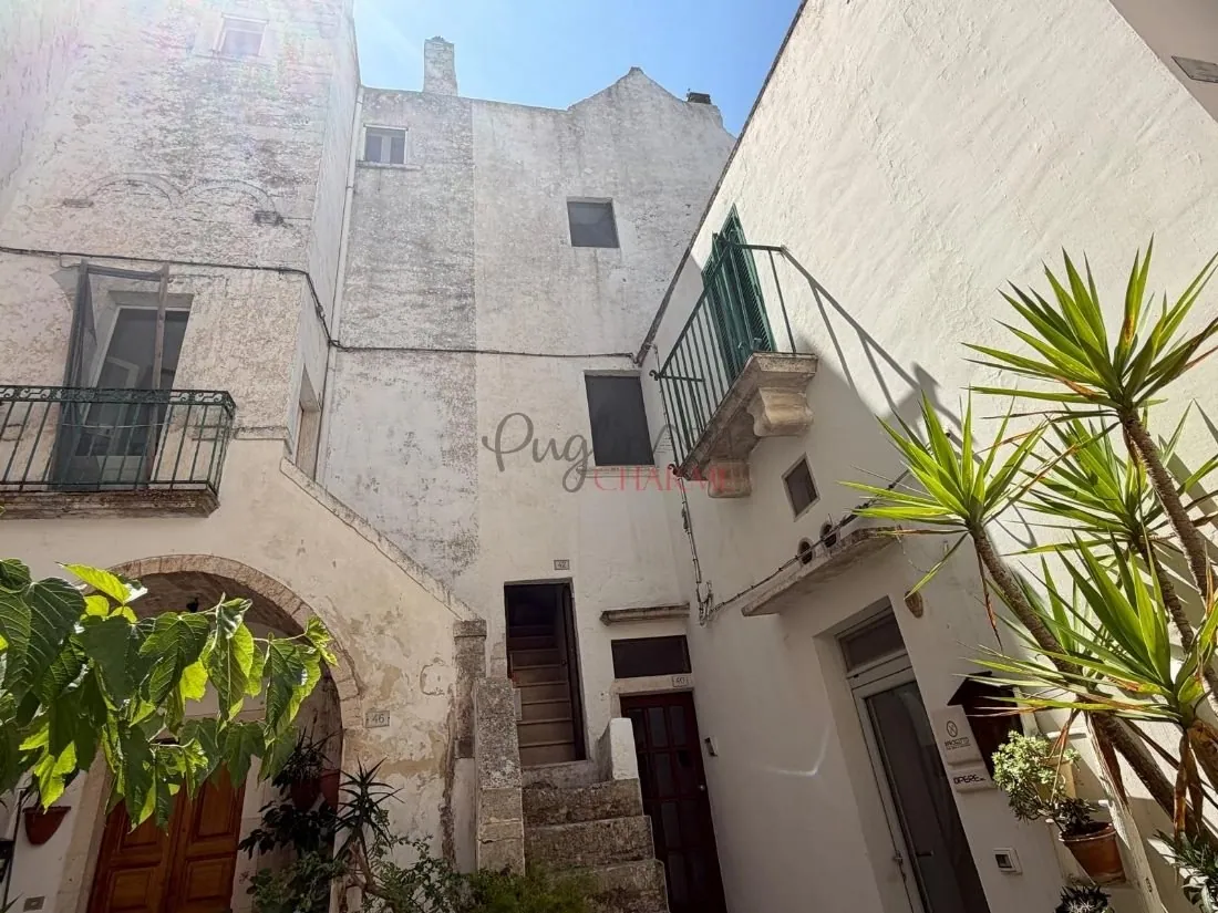 Whitewashed stone house in Locorotondo, Puglia, ready to move into