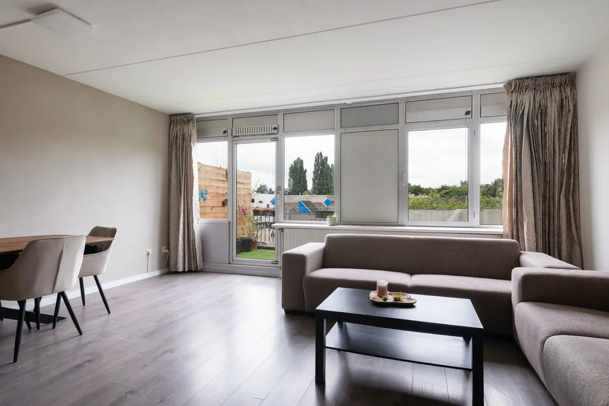 Remodelled corner flat with a south balcony over the canal, Reigersbos